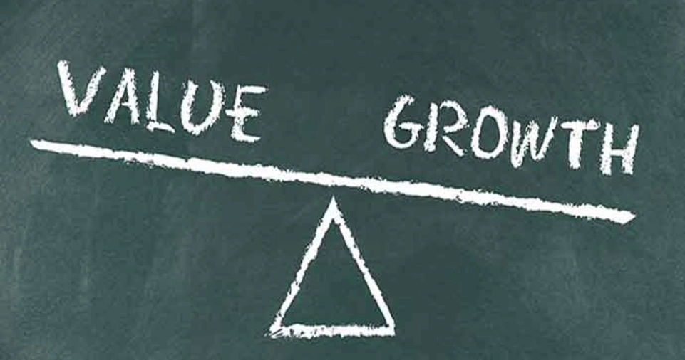 How to Choose Between Growth and Value Stocks?